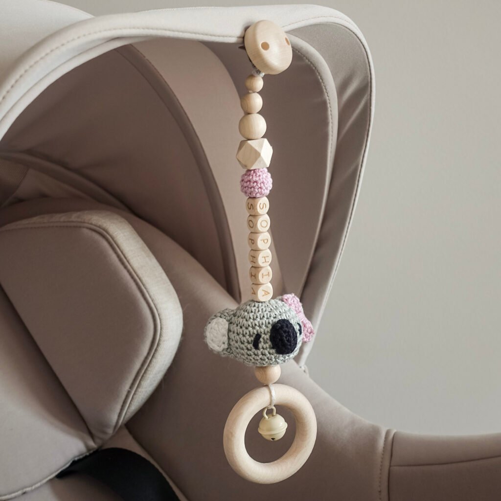 Kinderwagenanhänger personalisiert Snuggle am Kinderwagen befestigt