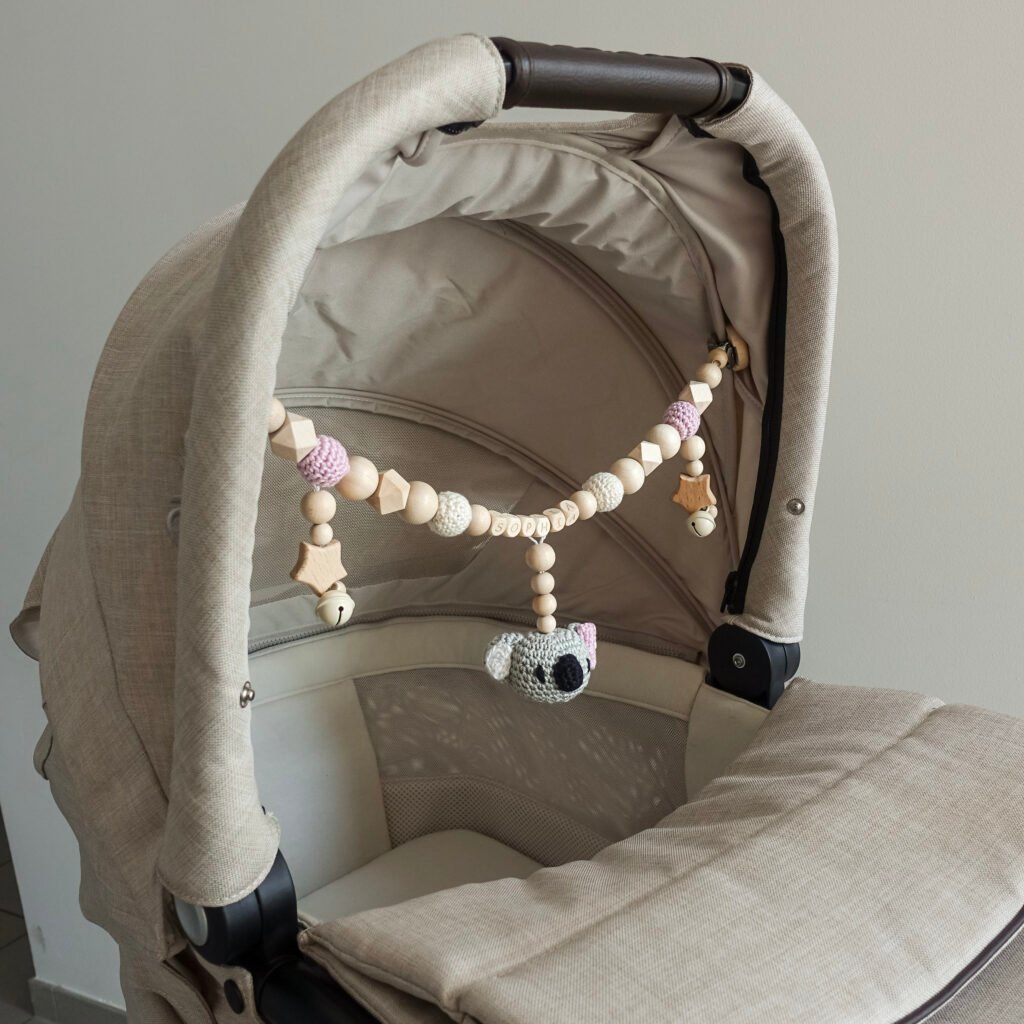 Kinderwagenkette personalisiert Snuggle am Kinderwagen befestigt