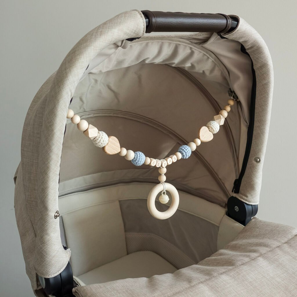 Kinderwagenkette personalisiert Pure Wood am Kinderwagen befestigt