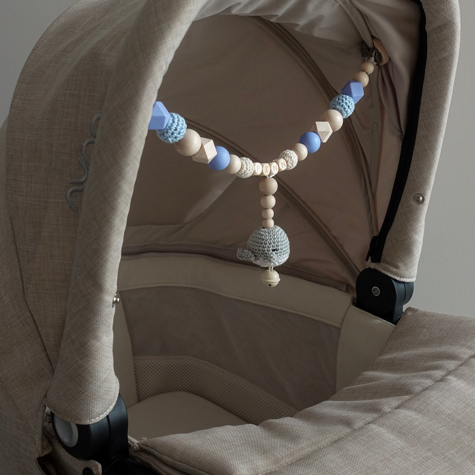 Detailfoto Kinderwagenkette am Verdeck befestigt
