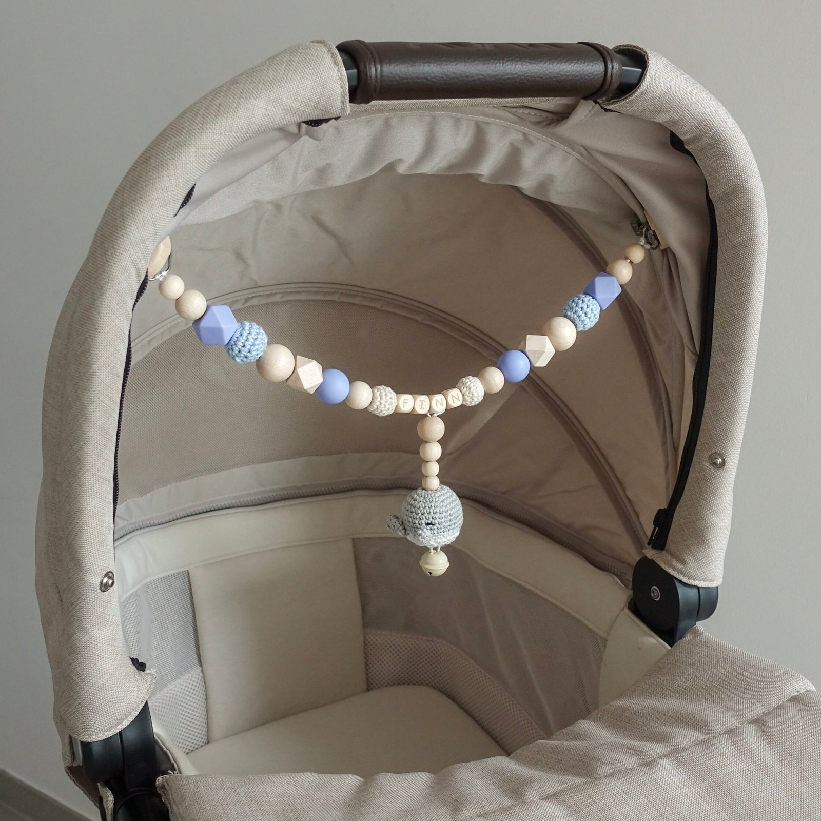 Kinderwagenkette am Kinderwagenverdeck hängend