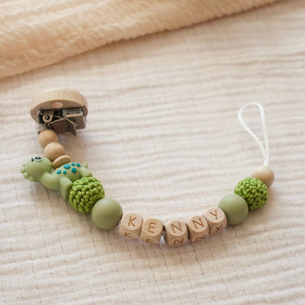 Personalisierte Schnullerkette mit Name und Dino Motiv